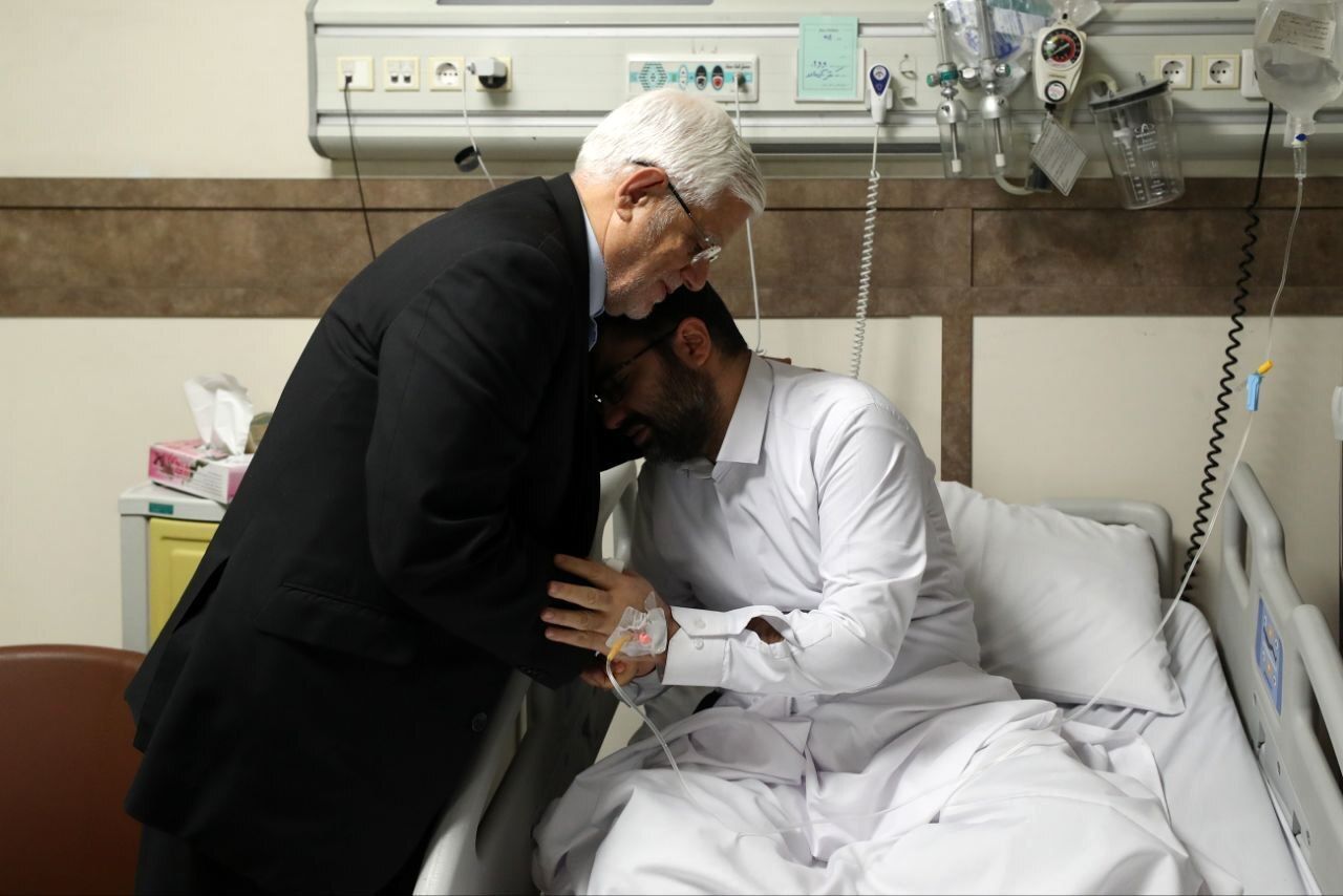 عیادت عارف از سقاب اصفهانی / کدام یک از مقامات دولتی حضور داشتند؟ + عکس