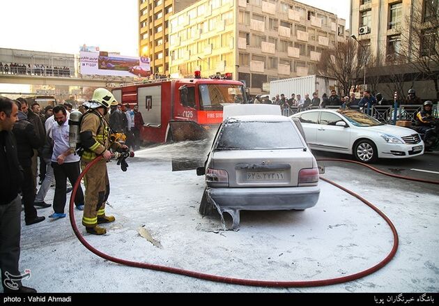 آتش سوزی خودرو در میدان هفتم تیر