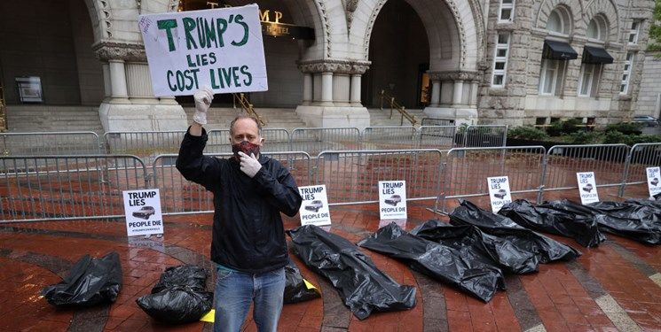 کیسه‌های اجساد قربانیان کرونا در مقابل هتل ترامپ +فیلم