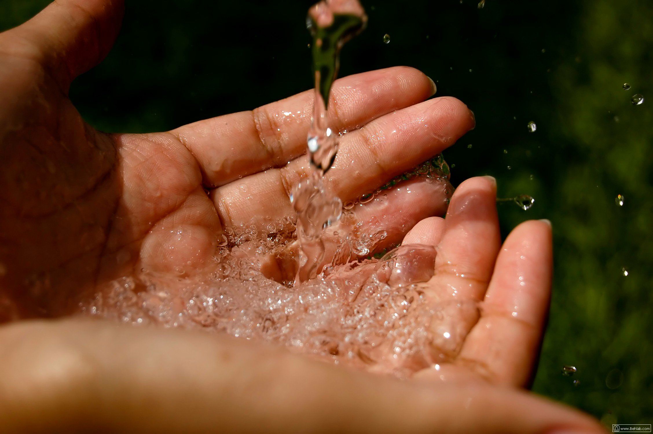 آب گرم دست را بیشتر تمیز می‌کند یا آب سرد؟