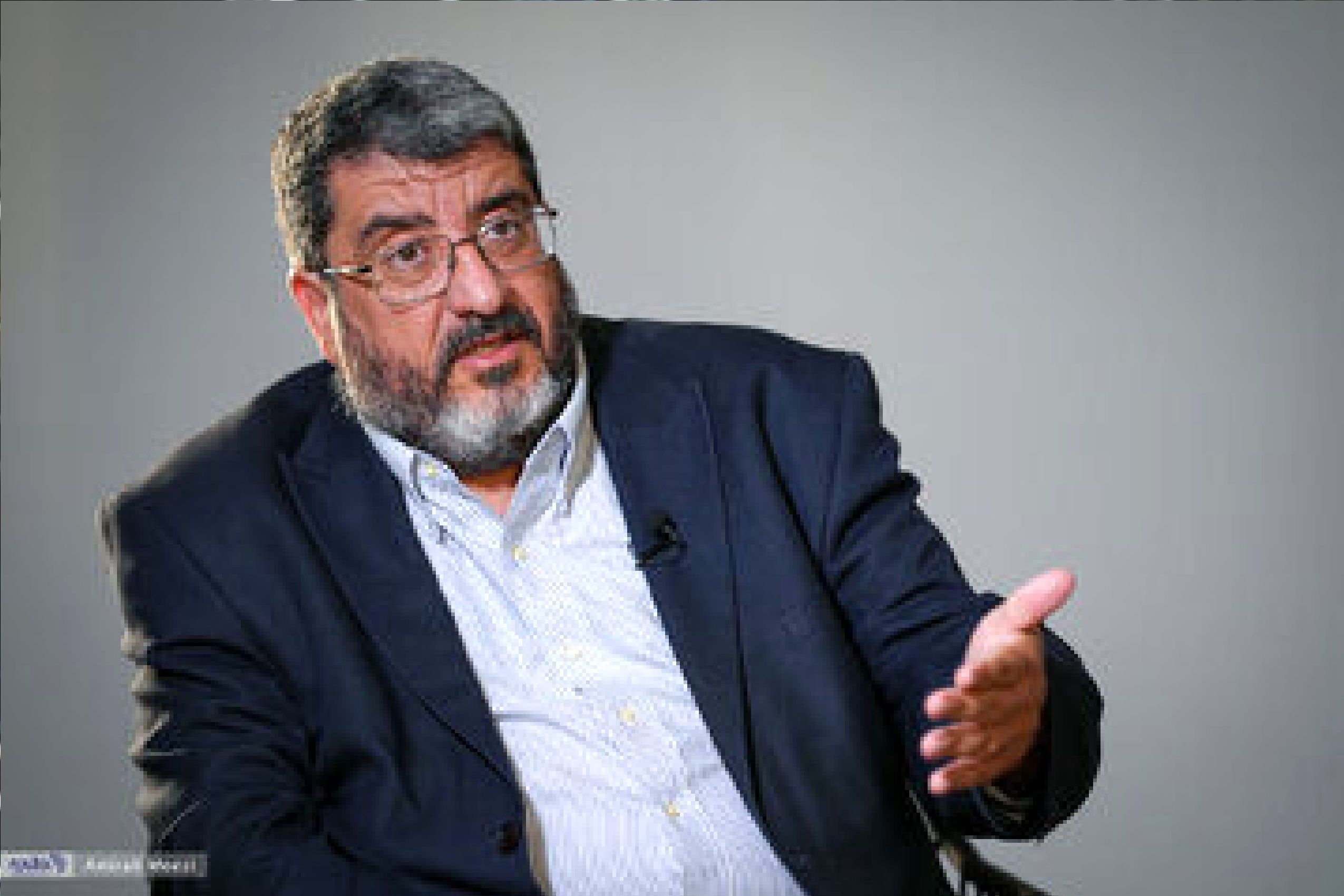 وقتی فواد ایزدی بعد از 24 سال، انقلابی‌تر از رزمنده‌ها، از آمریکا به ایران بازگشت / سوپرانقلابی تحصیلکرده غرب