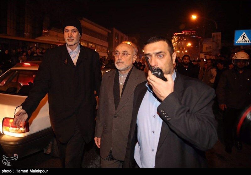 حضور مردم ومسئولان درمقابل بیمارستان شهدای تجریش