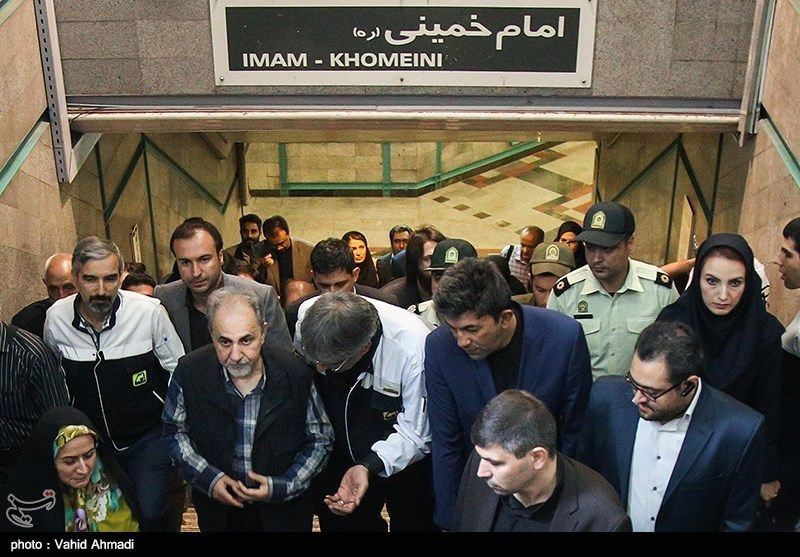 مترو سواری «ایستاده» شهردار تهران در روز جهانی بدون خودرو + عکس
