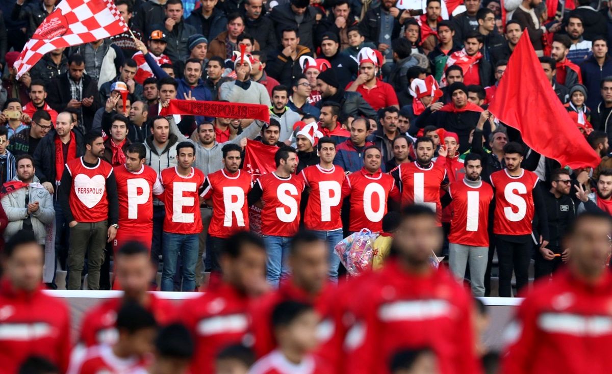 خواننده معروف ایرانی بازی پرسپولیس را در استادیوم  تماشا کرد +عکس