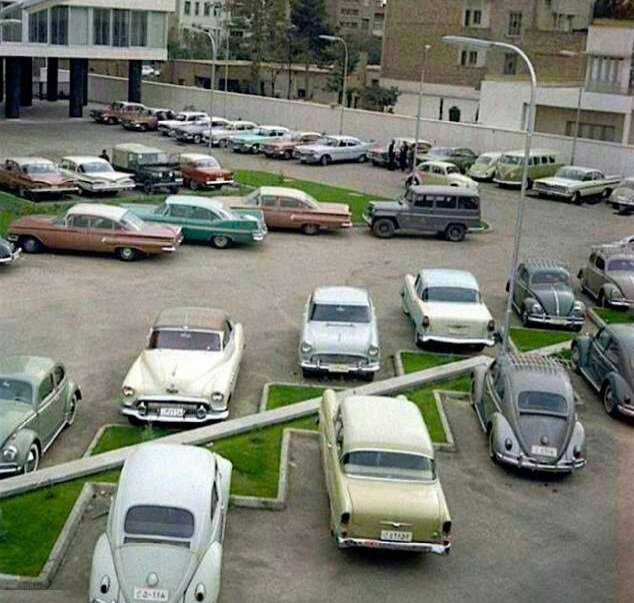 عکسی خاص از ماشین های کلاسیک در پارکینگ وزارت نفت!