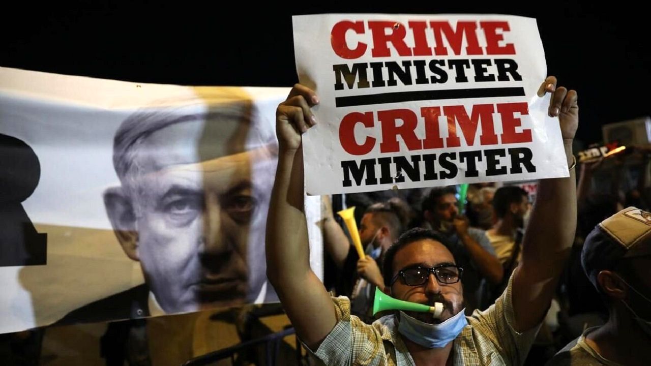 معترضان صهیونیست: نتانیاهو یک آشغال است/  تو به ما خیانت کردی!