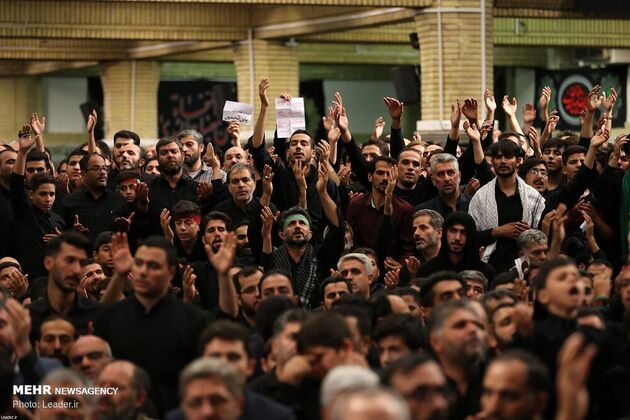 عزاداری شب عاشورا در حسینیه امام خمینی با حضور رهبری، قاسم سلیمانی، مقتدی صدر، احمدی‌نژاد