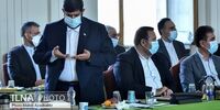 نماز خواندن یکی از حاضران وسط جلسه دیدار وزیرخارجه با نمایندگان مجلس+عکس