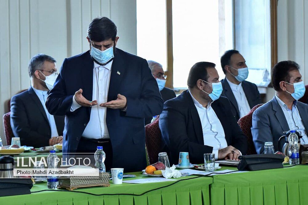 نماز خواندن یکی از حاضران وسط جلسه دیدار وزیرخارجه با نمایندگان مجلس+عکس