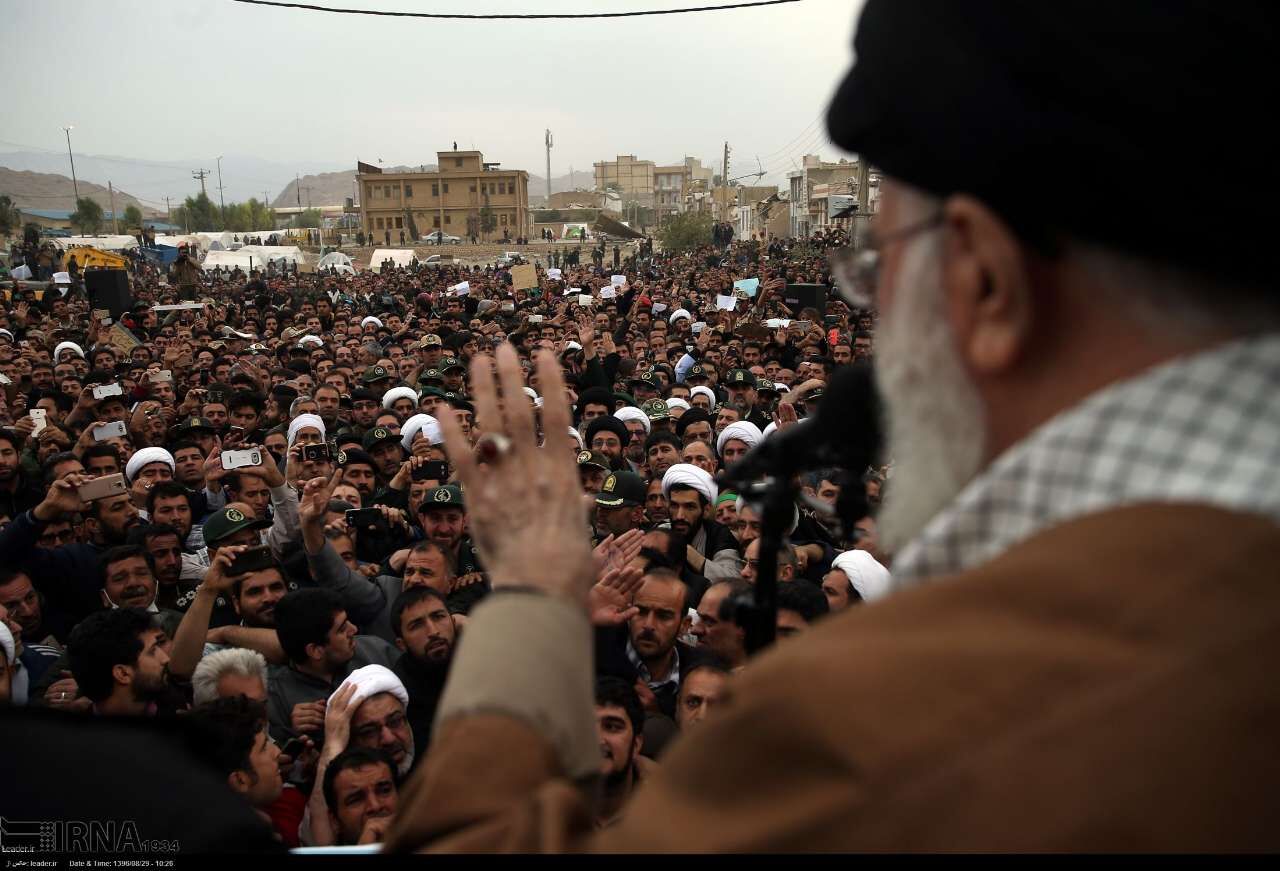 عکس ویژه‌ای از گفتگوی رهبر انقلاب با یکی از زلزله‌زدگان کرمانشاه + عکس