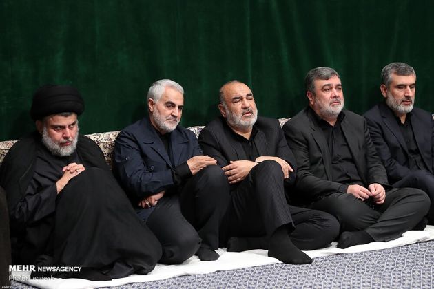 عزاداری شب عاشورا در حسینیه امام خمینی با حضور رهبری، قاسم سلیمانی، مقتدی صدر، احمدی‌نژاد