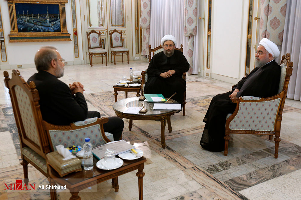 استقبال آملی لاریجانی از روحانی در جلسه امروز سران سه قوه + عکس