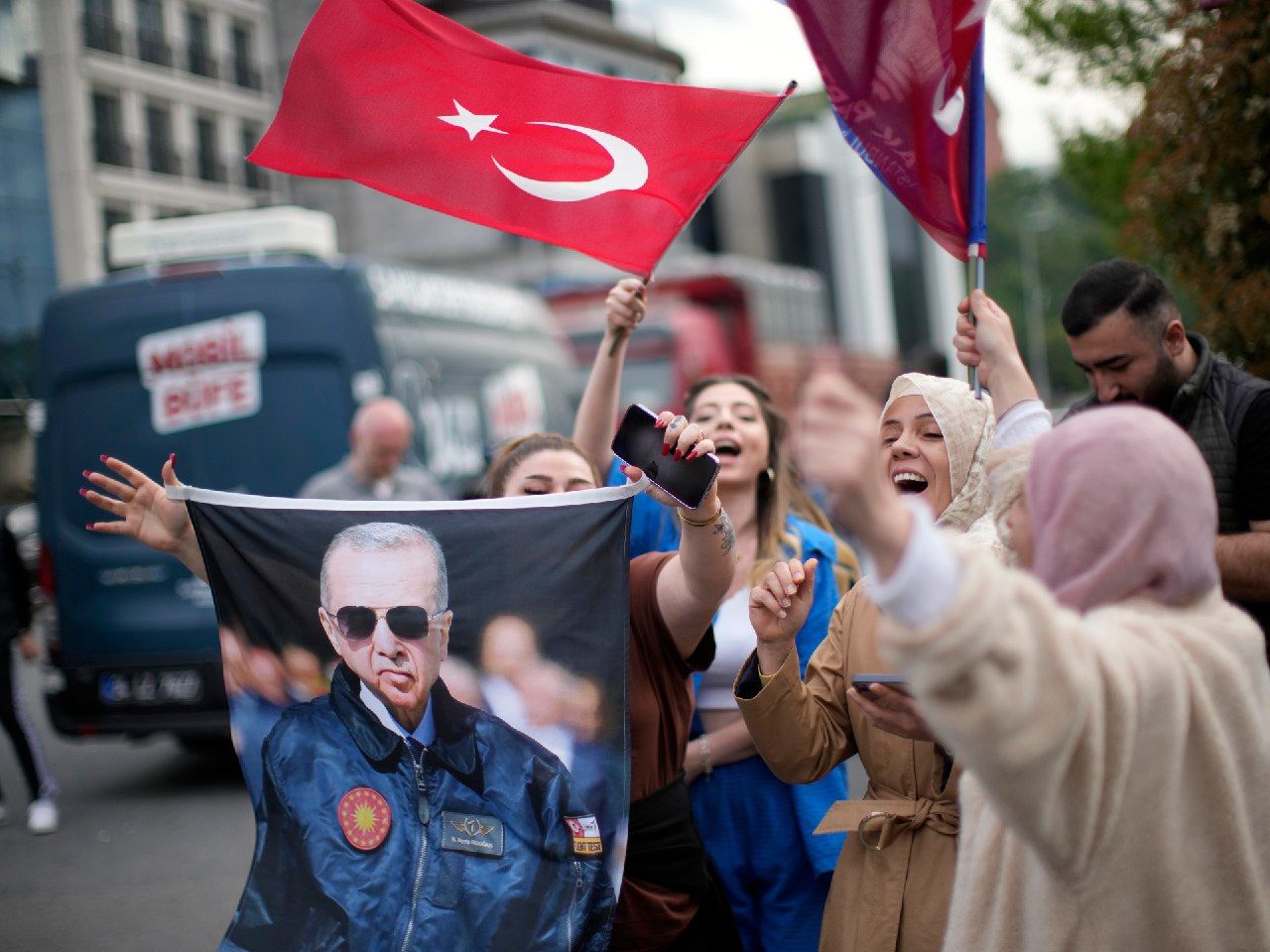 اردوغان نظرسنجی‌های «سیاسی‌شده» را دور زد؟