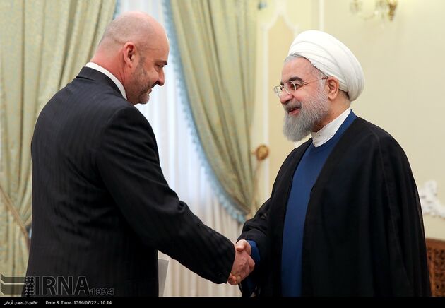 تقدیم استوارنامه سفرای جدید به روحانی