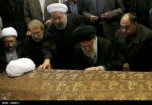 اقامه نماز بر پیکر آیت الله هاشمی رفسنجانی توسط مقام معظم رهبری