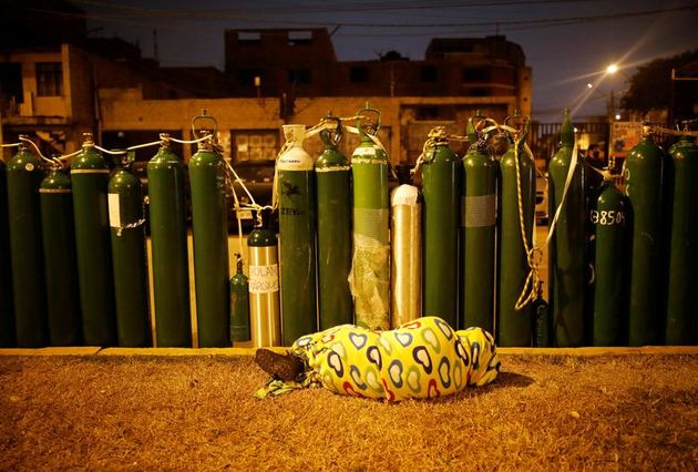 در هنگام شیوع ویروس کرونا در کالائو ، پرو ، یک فرد در کنار مخازن اکسیژن خالی برای ذخیره جا در صف می خوابد ، زیرا تأمین کننده برای هر نفر یک مخزن پر می کند و فقط حداکثر 60 نفر در روز حضور می یابد. 