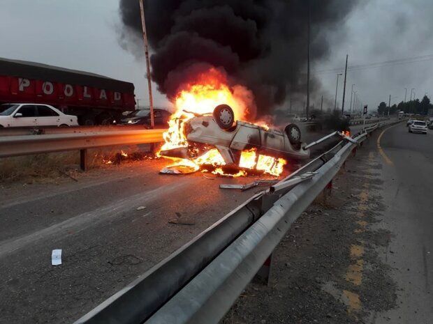 حریق وحشتناک خودروی واژگون شده / چند نفر فوت شدند؟