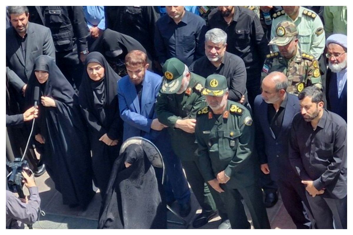 وزیر راه در مراسم تشییع پیکر مطهر شهید شادمانی حضور یافت