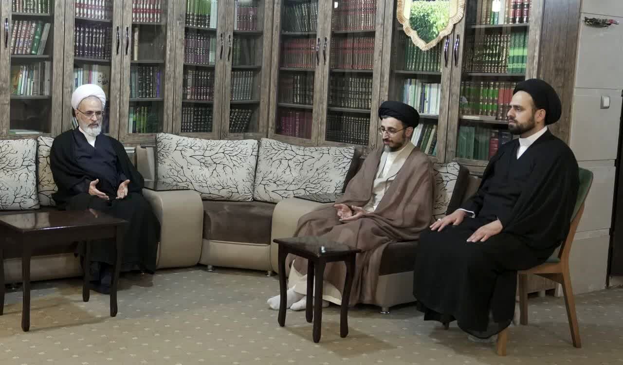 تصاویری از آیت الله اعرافی در خانه شهید اسماعیل خطیب/ پسران وزیر اطلاعات هم بودند