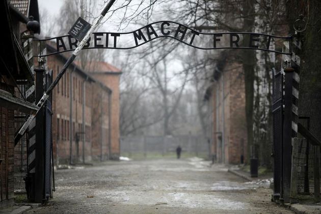دروازه Arbeit macht frei در محل اردوگاه سابق و نابودی نازی آشویتس که به دلیل خالی محدودیت های کرونا هفتاد و هفتمین سالگرد آزادسازی اردوگاه