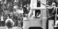  شلیک مرگبار نظامیان به دانش‌آموزان و دانشجویان معترض در دانشگاه تهران / وزیر علوم استعفا داد + تصاویر