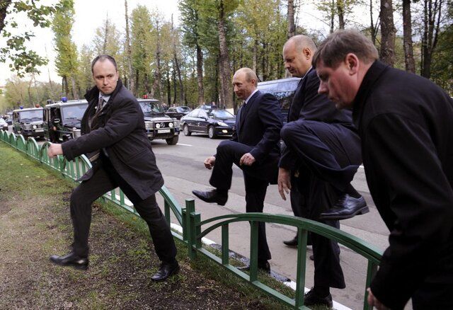 وسواس پوتین درباره سلامتی و امنیت خود/ محافظان او در جمعیت پنهان شدند/ یک نفر قبل از پوتین غذا را تست می کند