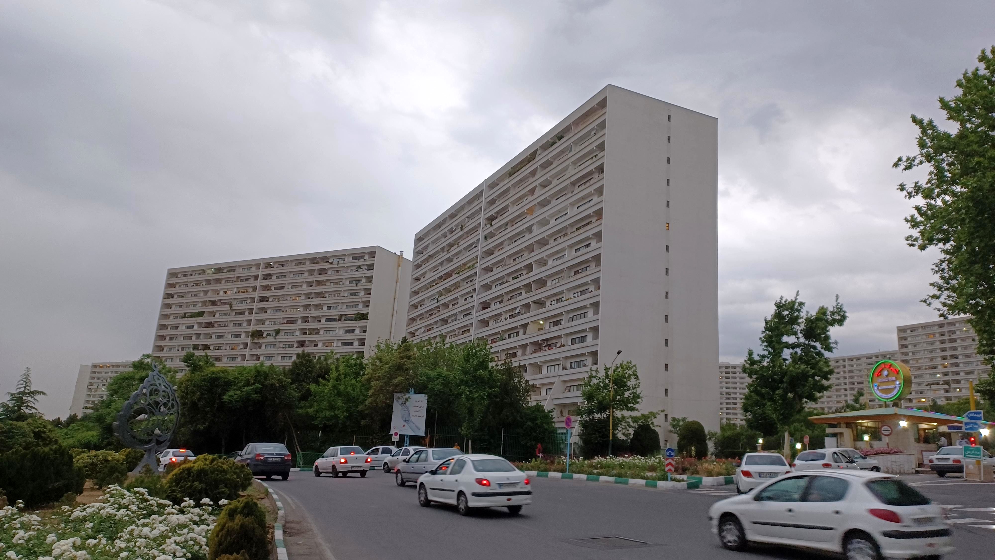 آپارتمان 140 متری در این نقطه تهران فقط 18 میلیارد تومان / شهرکی که زمان پهلوی برای اسکان گارد شاهنشاهی طراحی شد