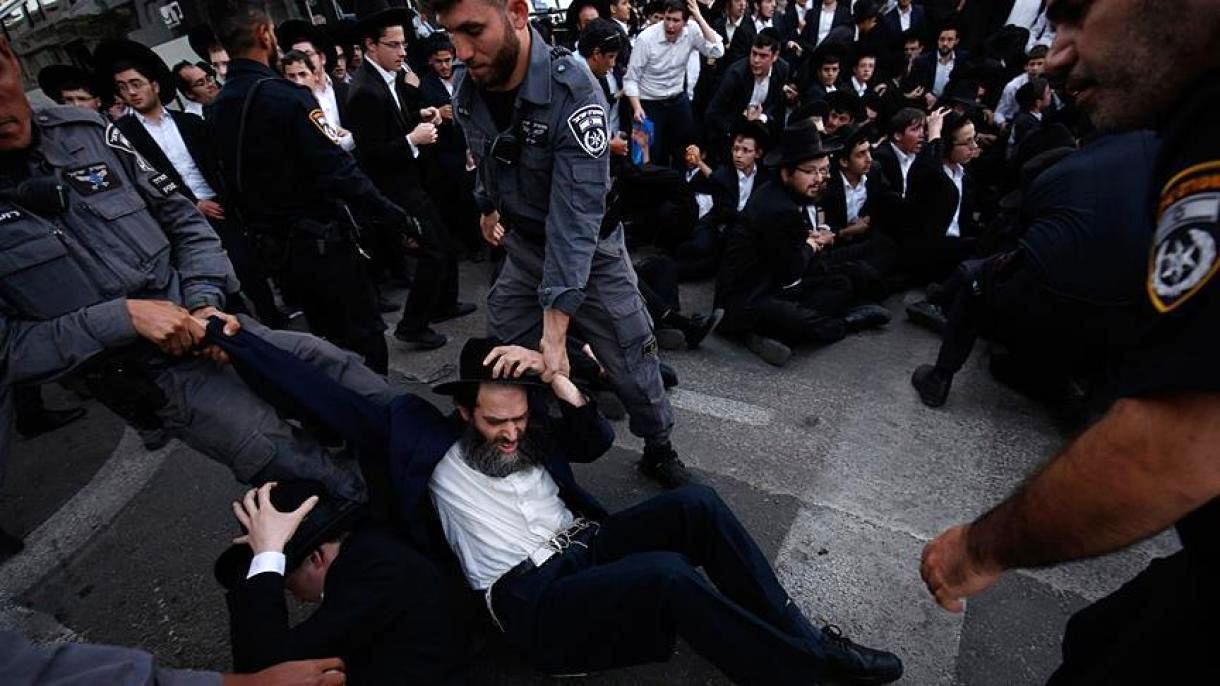 خشونت در تظاهرات اسرائیلی‌های افراطی / حمله به معترضان با ماشین‌های آب‌پاش