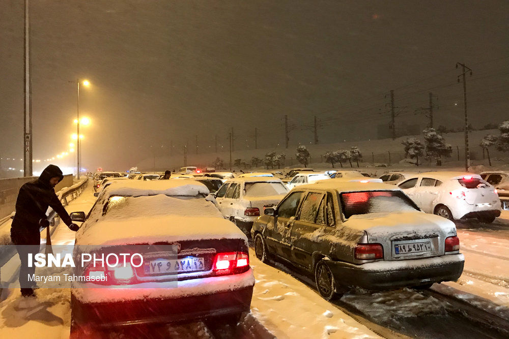 وضعیت خودروها در جاده کرج پس از برف سنگین + عکس