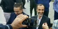 ژست احمدی‌نژادی بقایی در برابر دوربین + عکس