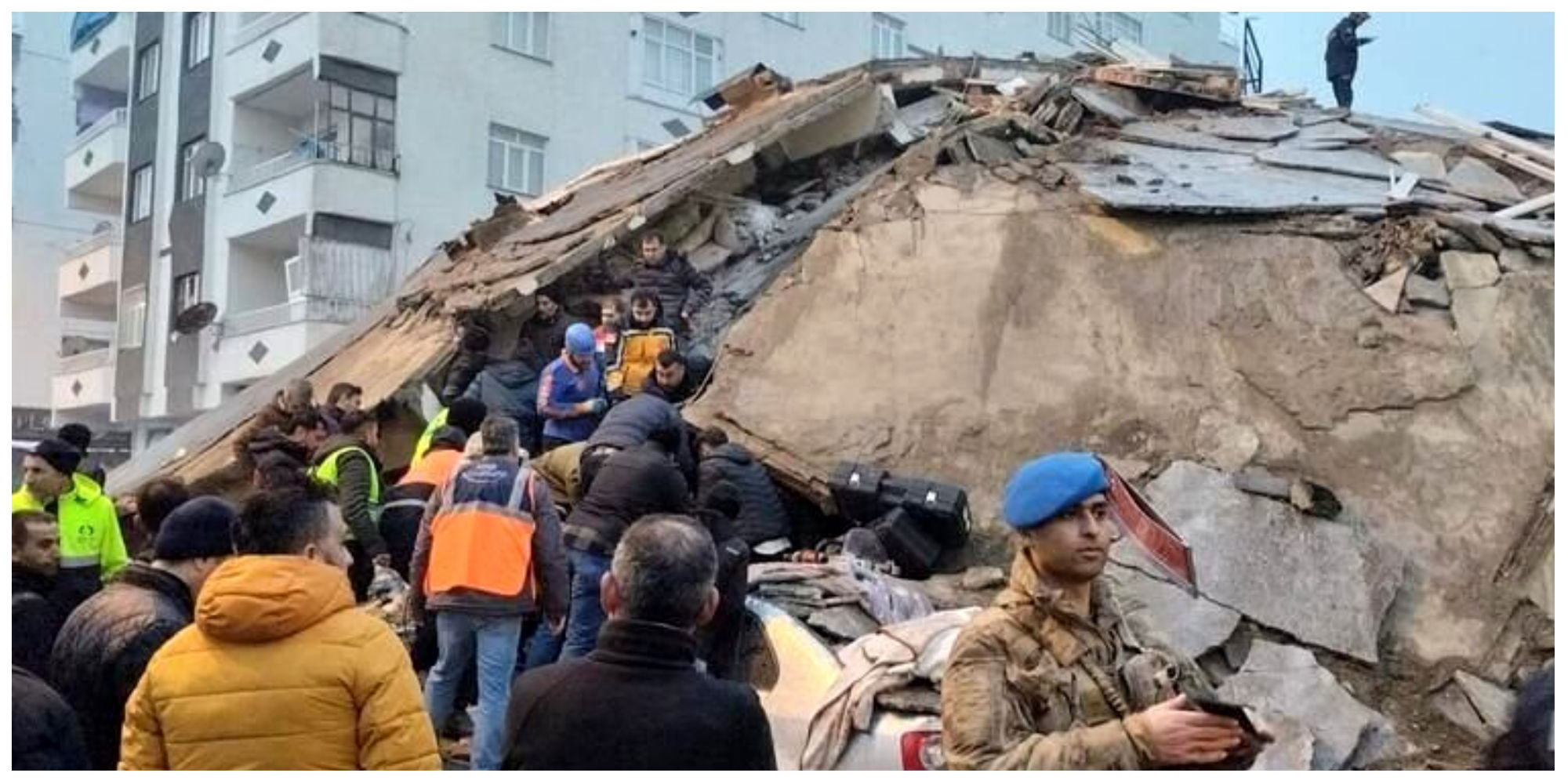مرگ دلخراش 4 نفر در تصادف وحشتناک هنگام فرار از زلزله + فیلم