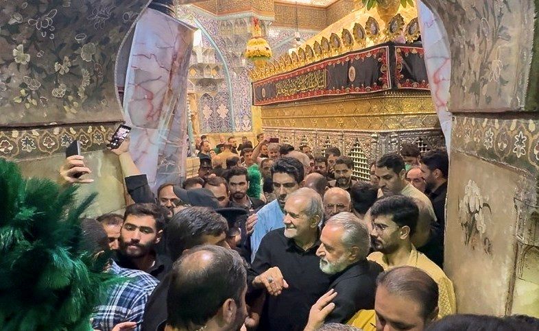 عکس یادگاری پزشکیان با 2 پاکبان در قم