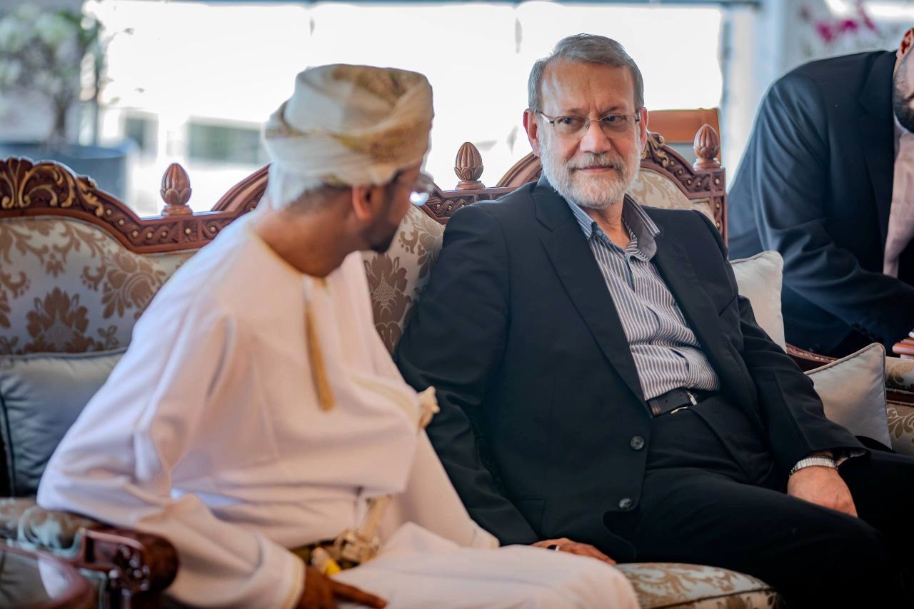 تصویری از یک نامه در دیدار علی لاریجانی با وزیر امور خارجه عمان