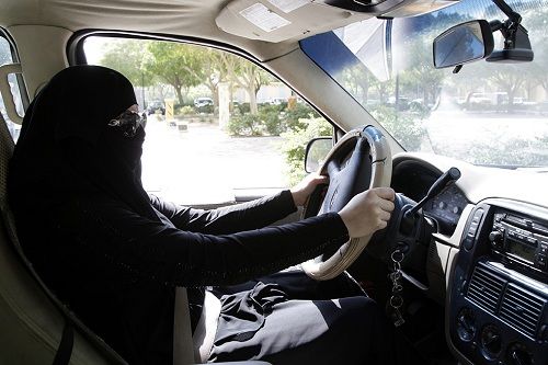 تبلیغ جالب شرکت های خودروسازی پس از آزادی رانندگی زنان در عربستان + عکس
