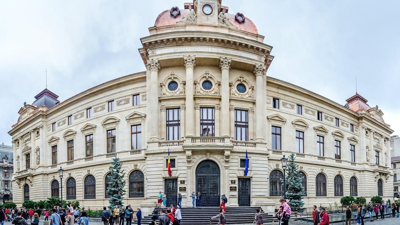 بانک مرکزی رومانی فال بین استخدام کرد / ماجرا چیست؟