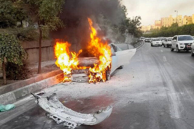 آتش سوزی یک بنز در بزرگراه امام علی(ع)+ تصاویر