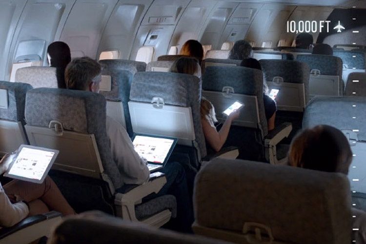 دلیل خاموش کردن تلفن همراه در طول سفر با هواپیما