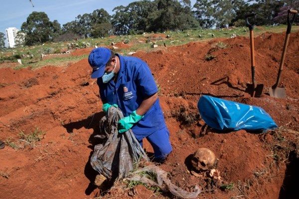 برزیل برای دفن انبوه اجساد کرونا به نبش قبر روی آورد +تصاویر
