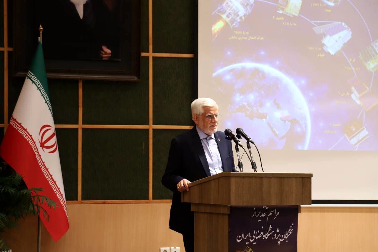 عارف: از جنگ کلاسیک و گلولهها به جنگ علم و فناوری رسیدیم / راهی جز دستیابی به علوم فضایی نداریم