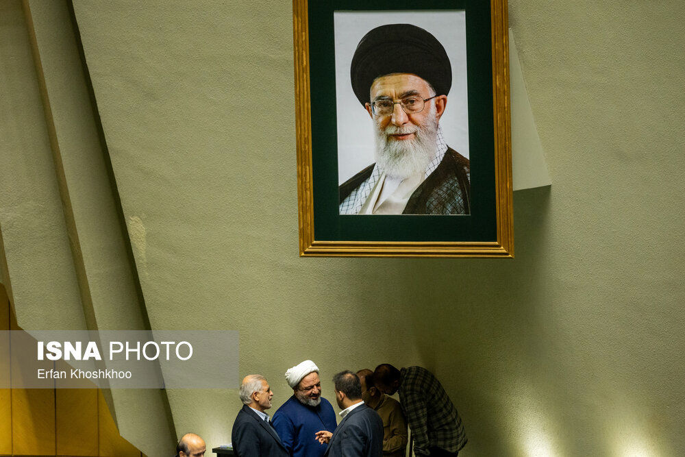 تصاویری از ژست‌های عجیب نمایندگان مجلس در صحن/ خنده‌های قالیباف و رسایی/ جلسه نمایندگان کف زمین