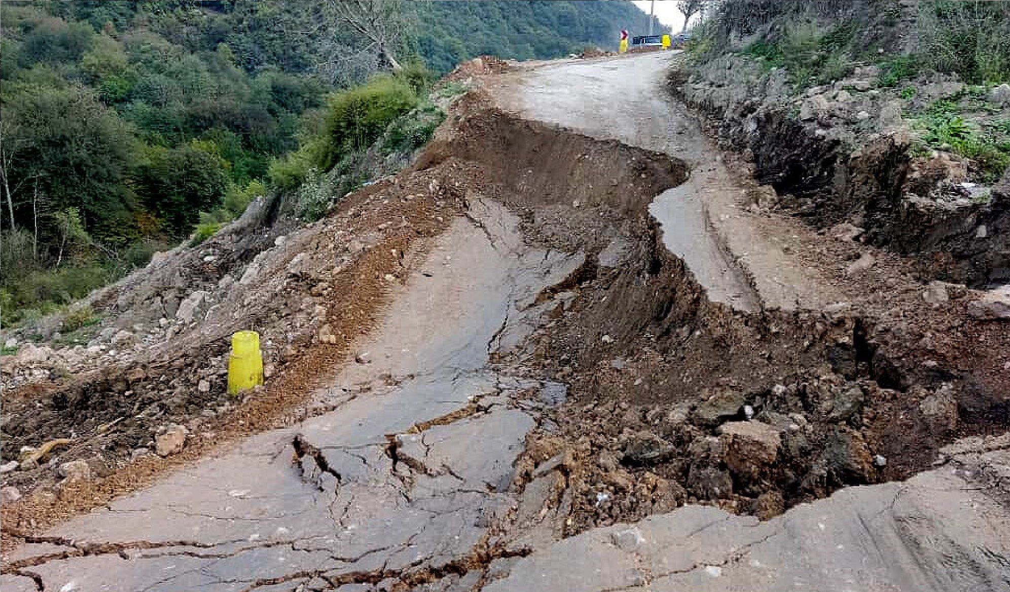 رانش مهیب کوه در مازندران / محور کوهستانی بخش کجور مسدود شد