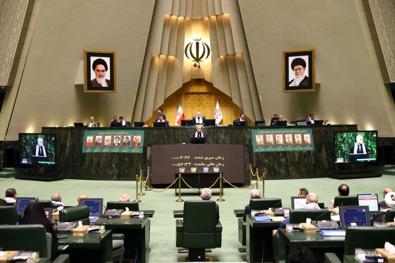 تصاویری چفیه انداختن نمایندگان به گردن پزشکیان / پوشش متفاوت قالیباف در صحن علنی مجلس