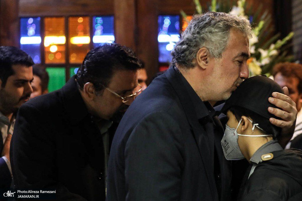 تصاویری از فرزند مجروح سقاب اصفهانی در مراسم ختم خانواده اش
