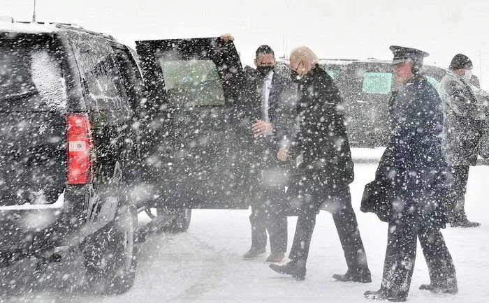 برف سنگین، بایدن را در هواپیما حبس کرد 