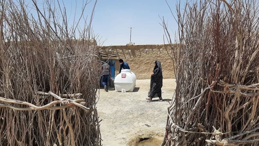 مخازن هزار لیتری آب در روستای کندوکه بخش هیرمند سیستان و بلوچستان توزیع شد