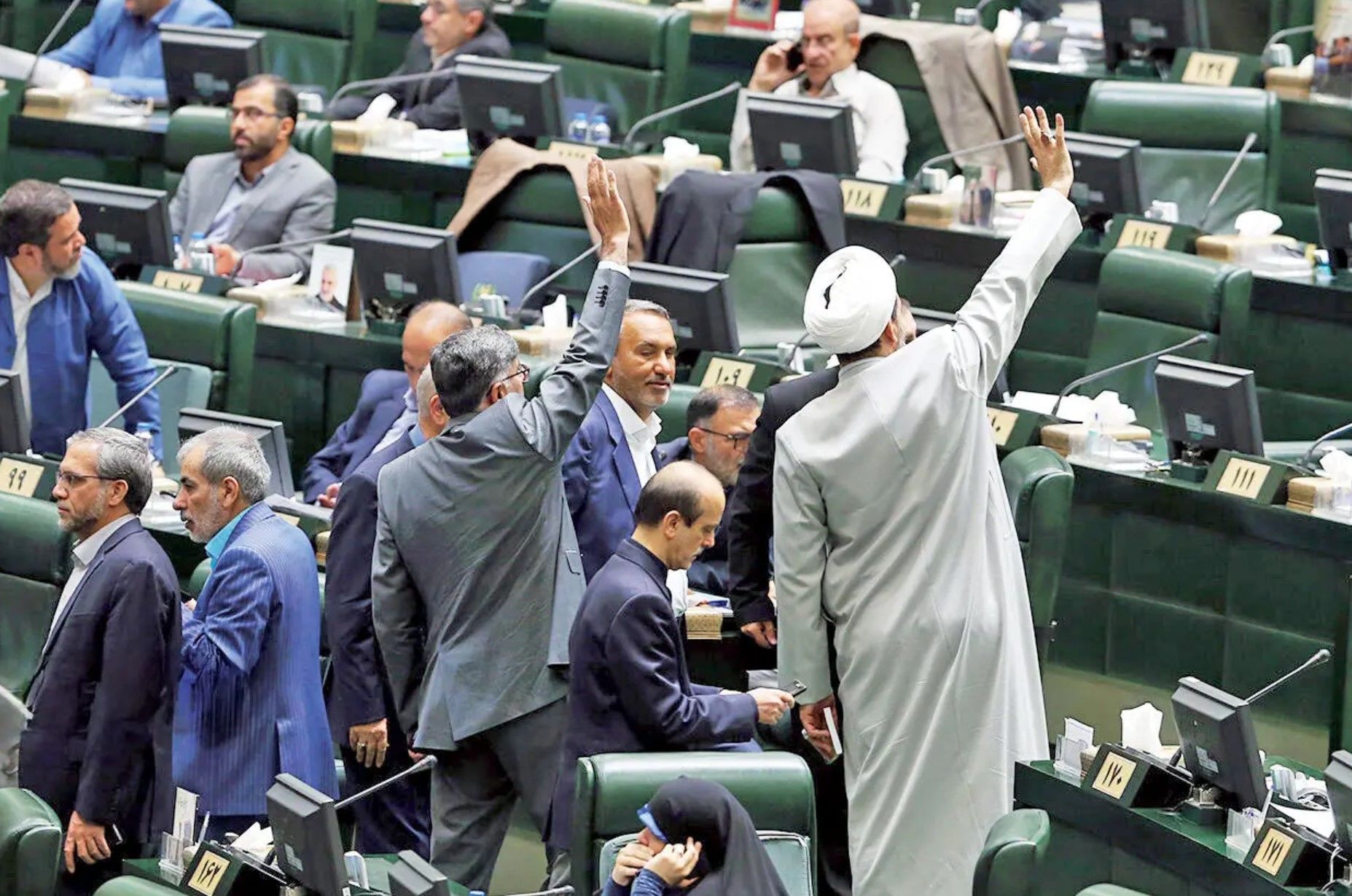 بلوای یاران جلیلی در مجلس علیه حضور بازرسان آژانس در ایران | تندروها به سراغ لاریجانی رفتند