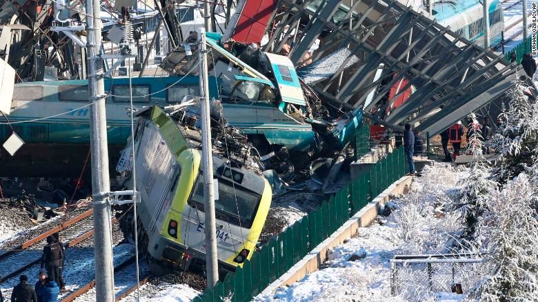 تصادف قطار در آنکارا ترکیه؛ ۹ کشته و ۴۷ زخمی + فیلم