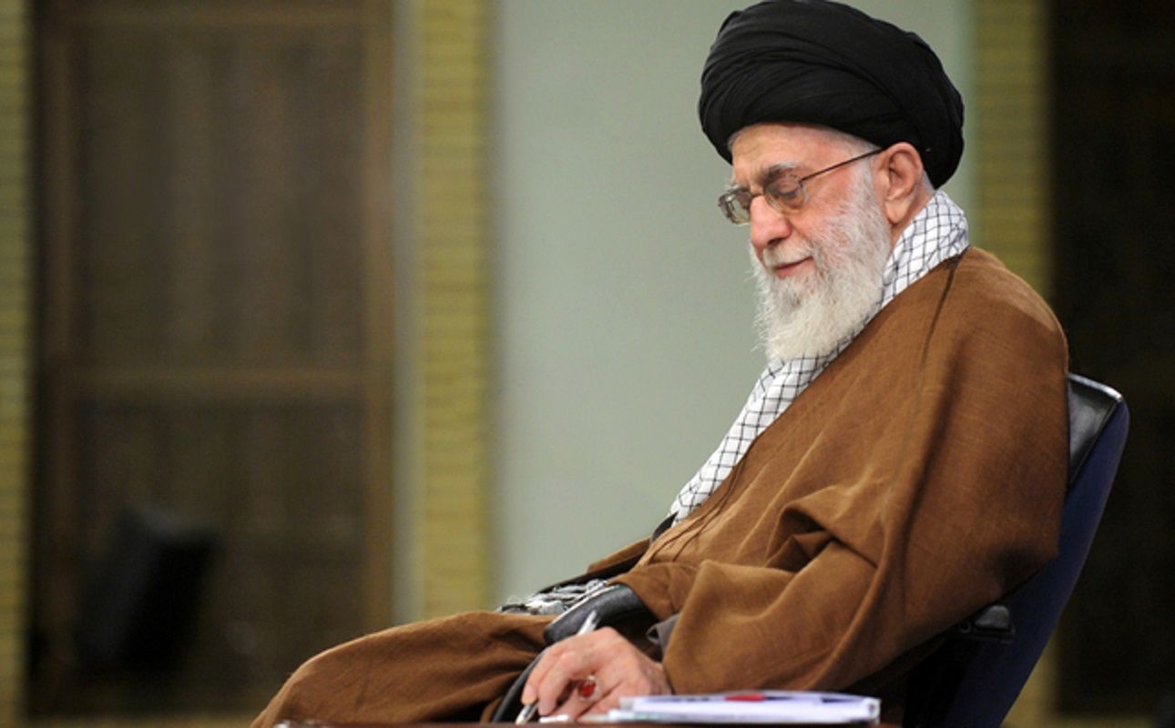 جمعی از مدال‌آوران علمی ایران به امامت رهبر انقلاب نماز اقامه می کنند