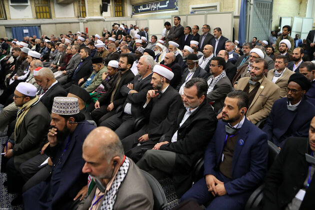 تصاویر دیدار مسئولان نظام، مهمانان کنفرانس وحدت و سفرای کشورهای اسلامی با رهبری
