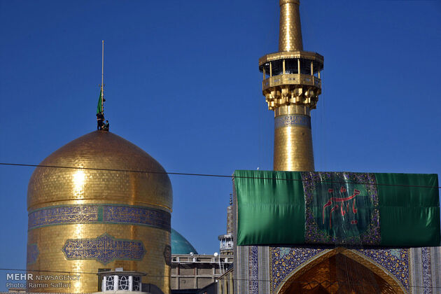 آیین تعویض پرچم گنبد امام رضا (ع)